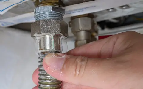 Burbujas de jabón indican que la caldera pierde agua. ¡Es peligroso!