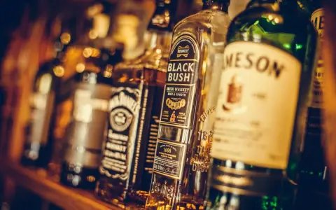 Regal mit verschiedenen irischer whiskey sorten, darunter Bushmills Black Bush und Jameson.