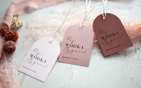 Eleganckie napisy na zawieszki na alkohol z imionami Weronika i Kamil. Idealne na wesele, by dodać uroku butelkom.
