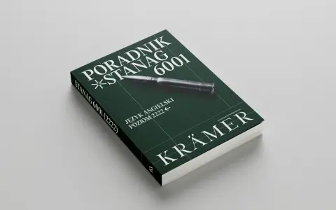 Poradnik STANAG 6001 poziom 1, język angielski. Okładka z pociskiem i logo wydawnictwa Krämmer.