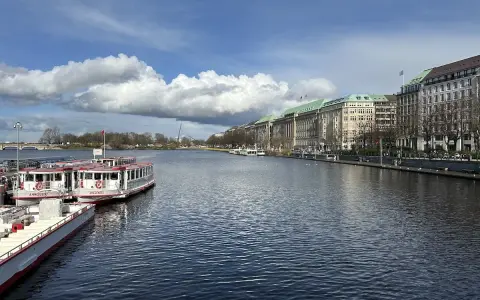 Hamburgs Alster mit Booten und prächtigen Gebäuden – ein Muss, was man in Hamburg gesehen haben muss.