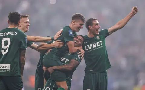 Piłkarze w zielonych strojach świętują bramkę. Czy to będzie decydujący gol w Ekstraklasie na jakim programie?