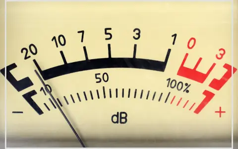 Cadran d'un appareil de mesure decibel, avec une aiguille indiquant une valeur entre 10 et 20.