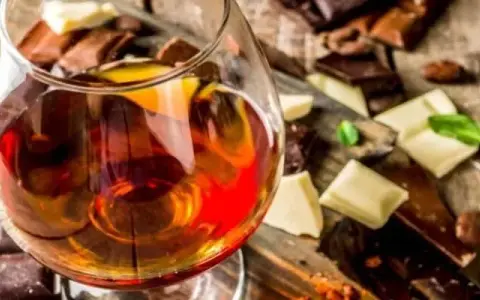 Brandy czy whisky? Rozwiej wątpliwości surowce, smak, podanie