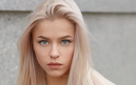 Blondynka o niebieskich oczach, idealne kolory dla niej podkreślają jej urodę.