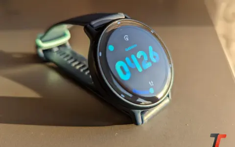 Un Garmin, cos'è uno smartwatch, mostra l'ora 04:26 su uno schermo luminoso.