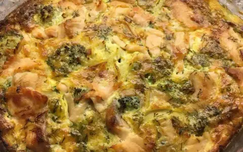 En gyllene laxpudding med broccoli och dill, redo att serveras. Ett perfekt laxpudding recept för middagen.