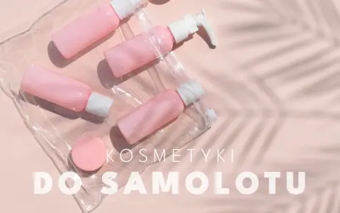 Różowe kosmetyczki podróżne w przezroczystej kosmetyczce. Czy można wziac dezodorant w sprayu do samolotu? Tak, jeśli jest w małej buteleczce.