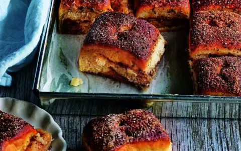 Nybakade gifflar med kanel och socker, redo att avnjutas. Ett enkelt gifflar recept för hembakning.