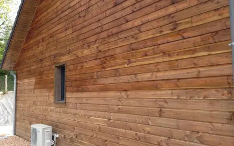 Bardage en bois Douglas traité, aspect chaleureux. Avis sur le saturateur bois Douglas : protection et esthétique réussies.