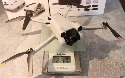 Eine Drohne mit einem Gewicht von 247 Gramm wird auf einer Waage gemessen.