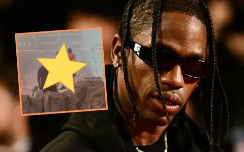 Travis Scott, znany raper amerykański, na scenie podczas koncertu. W tle tłum fanów.