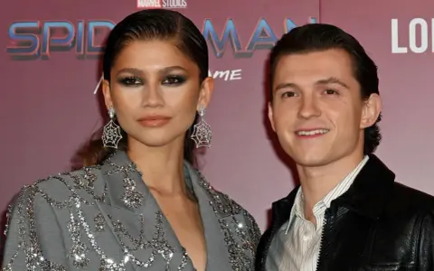 Zendaya i Tom Holland na premierze Spider-Mana. Zendaya wzrost jest imponujący, a jej stylizacja z pajęczymi kolczykami zachwyca.