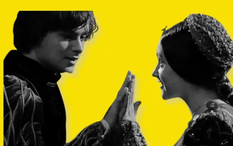 Dos amantes se miran, sus manos se tocan. Un momento para crear tu personaje y su historia de amor.