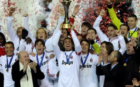 Piłkarze Milanu świętują zdobycie pucharu. To ich siódmy triumf, co odpowiada na pytanie, ile razy AC Milan wygrał Ligę Mistrzów.