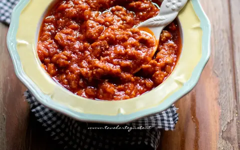 Un invitante ragù di salsiccia in una ciotola, pronto per condire la pasta.