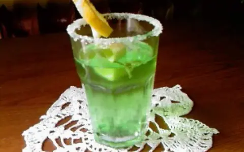 Drink z likierem miętowym: 10 przepisów na każdą okazję!