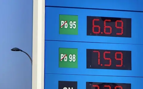 Cena paliwa 98 na tablicy to 7.59. Obok widnieje cena 6.69 za paliwo 95.