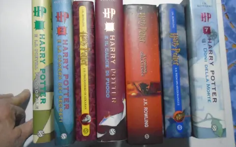 La saga di Harry Potter in italiano: sette volumi della saga, dalla Pietra Filosofale ai Doni della Morte.