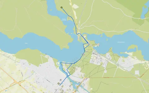 Mapa z zaznaczonymi trasami rowerowymi w Augustowie, prowadzącymi wzdłuż jezior i przez miasto.
