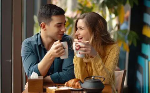 Jak flirtować na pierwszej randce? Sprawdzone triki i mowa ciała