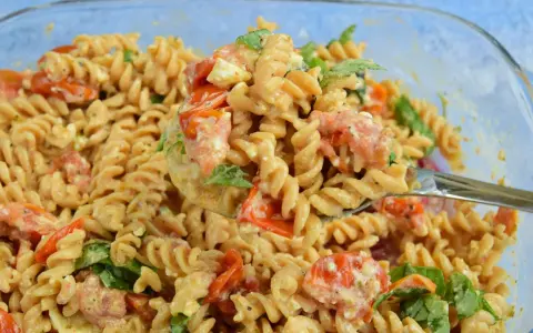 Szybka kolacja z niczego: makaron fusilli z pomidorkami, fetą i bazylią w kremowym sosie.