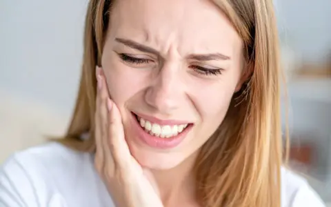 Umów się do dentysty bez stresu: NFZ, prywatnie, nagły ból poradnik.