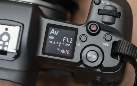 Jak dobrze ustawić aparat Canon? Widok na ekran LCD aparatu Canon z ustawieniem Av, F1.2, ISO AUTO.