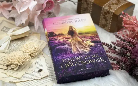 Dziewczyna z wrzosowisk, otoczona starymi księgami i kwiatami, zaprasza do świata pełnego tajemnic i przygód.