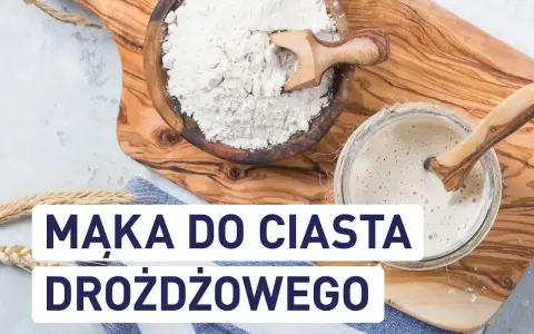 Mąka do ciasta drożdżowego: biała mąka w drewnianej misce i zakwas w słoiku, gotowe do pieczenia.