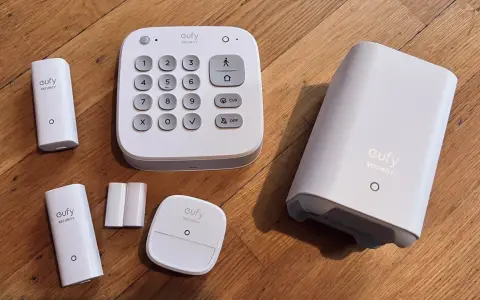 Ett eufy larm test med en kontrollpanel, två dörr-/fönstersensorer och en basstation.