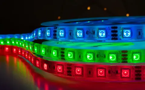 Taśmy LED RGB w kolorach czerwonym, zielonym i niebieskim, pokazujące, jak łączyć taśmy LED RGB.