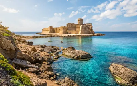 Castello Aragonese a Le Castella, una delle curiosità sulla Calabria, si erge su un isolotto roccioso bagnato da acque cristalline.