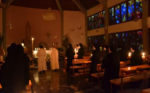 Schwestern in einem Gottesdienst, Kerzenlicht erhellt die Szene. Markus 16.
