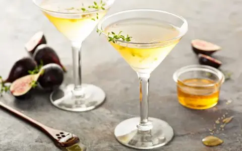 Jak zrobić Martini z oliwką? Przepisy na Dry i Dirty Martini