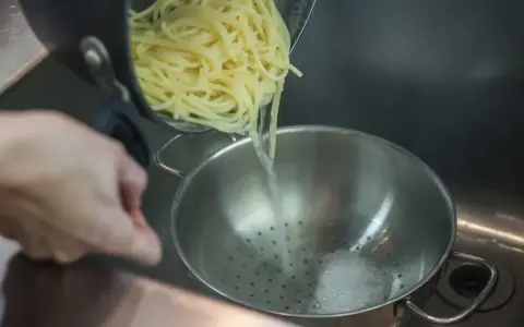 Gotowy makaron z garnka trafia na durszlak. Zastanawiasz się, czy można zamrozić makaron? Tak, można!