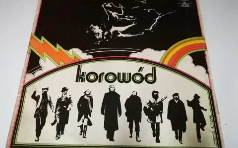 Okładka płyty "Korowód" Marka Grechuty i Anawy. Sylwetki muzyków na tle tęczy i błyskawic, jak z komiksu "dni których nie znamy".