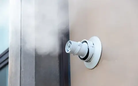Salida de vapor de una chimenea de caldera de condensación.