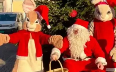 Tomten och två påskharen-liknande figurer i tomtedräkter. En julrebus med svar?