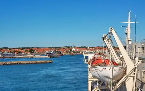 Widok z promu na port i miasteczko na Bornholmie. Planujesz bornholm rejsy z polski?