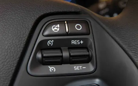 Przyciski na kierownicy: włączanie podgrzewania, wyłączanie, RES+, SET-. Ułatwiają jazdę z **cruise control**.