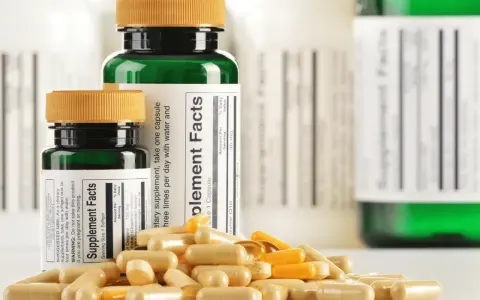 Flaconi di integratori e capsule sparse. La domanda "per quanto tempo si possono prendere gli integratori" è centrale.