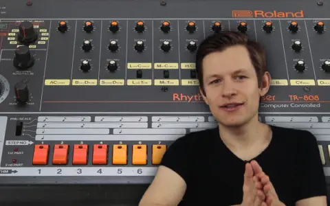 Mężczyzna obok legendarnego automatu perkusyjnego Roland TR-808. Poznaj tajemnice 808 co to za sprzęt!