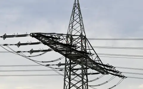 Strommast mit Leitungen, ein Symbol für den Energiemix der Niederlande.