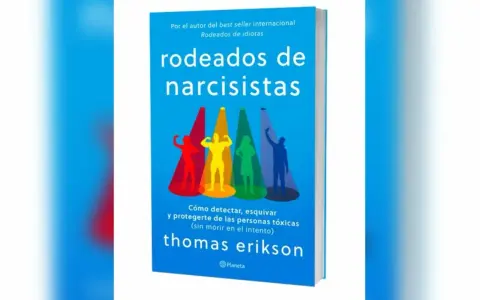Libro "Rodeados de narcisistas" de Thomas Erikson. Ilustra cómo identificar y lidiar con personas tóxicas, útil para quienes enfrentan familias narcisistas.
