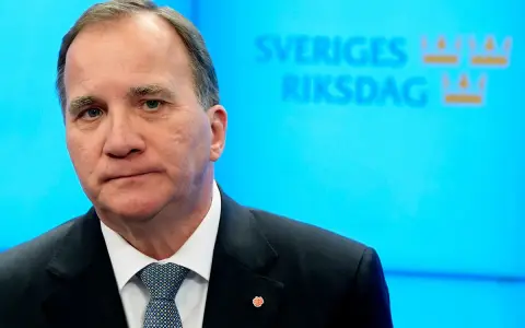 Stefan Löfven, były premier Szwecji, przed budynkiem parlamentu.