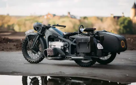 Klasyczny motocykl Zundapp KS 800 z wózkiem bocznym, gotowy na podróż przez malownicze tereny.