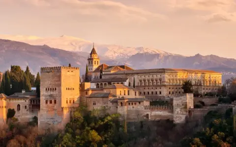 Die Alhambra in Granada, Spanien, im Abendlicht. Ein Traumziel für jeden, der Camping in Granada plant.