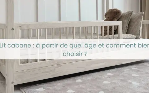 Lit cabane 1 place en bois clair, avec des barreaux et un ours en peluche. Idéal pour une chambre d'enfant.
