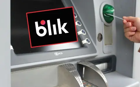 Logo Blik na ekranie bankomatu, obok wkładana jest karta.